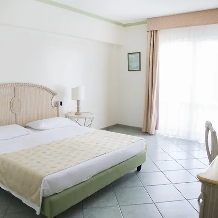 Village Paradise Szálloda