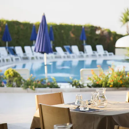 Village Paradise Szálloda